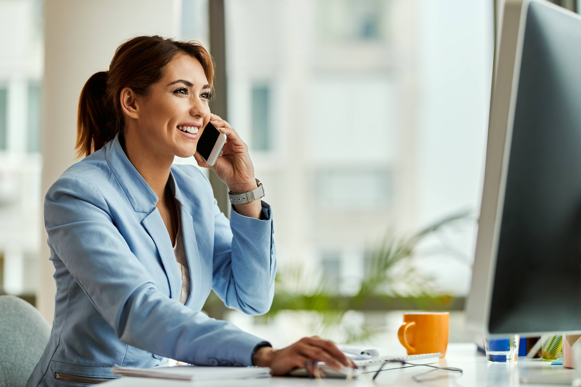Personne souriante au téléphone